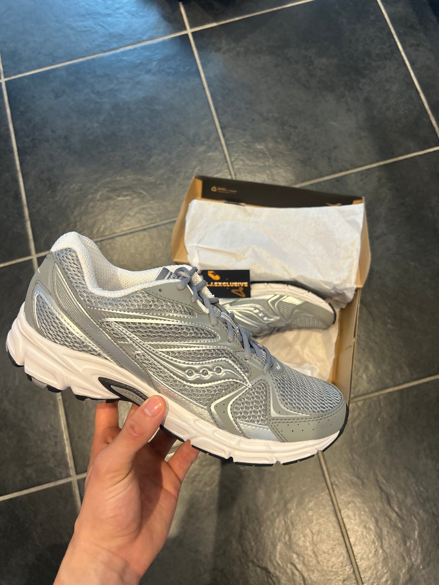 Saucony (silver)